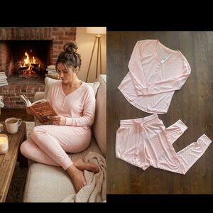 NWT La Vie En Rose Soft Matching Pink Pajamas With Gold Stars ⭐️. Small.